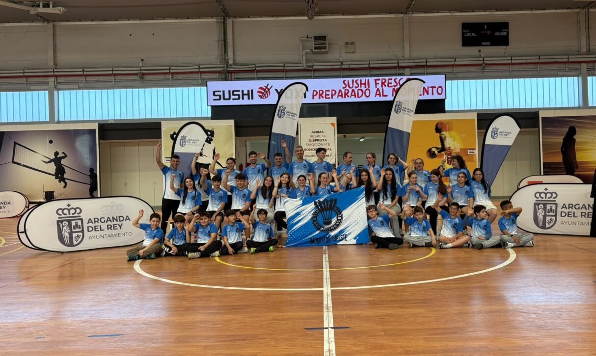 Equipo del Club Bádminton Sureste con su bandera en el polideportivo de Arganda del Rey